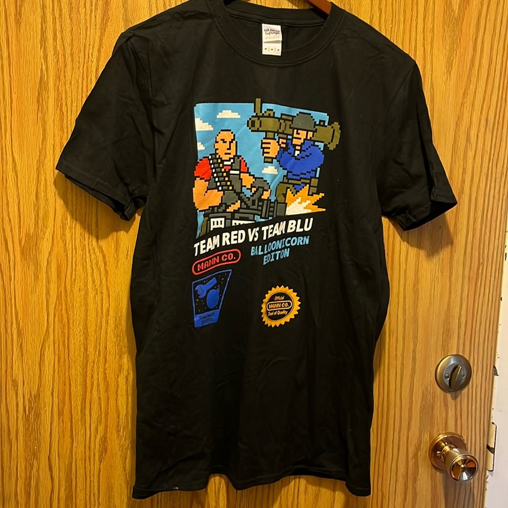 Mann Co. Team Red vs Team Blu Arcade Ballonicorn 8 Bit Retro Style T-shirt